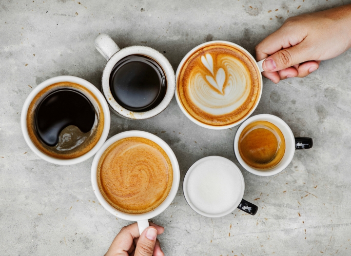 ¿Es mejor tomar café con leche o café solo?