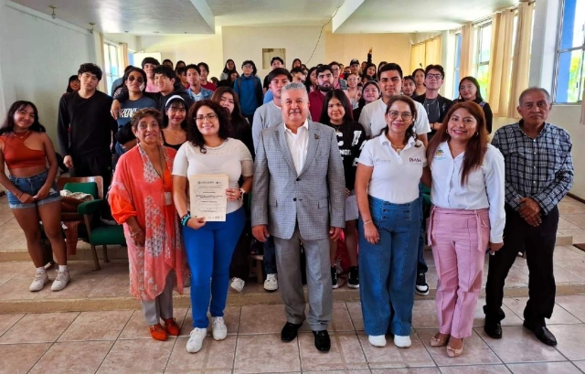 El director del ITC (al centro) reconoció la labor de quienes impartieron el taller.