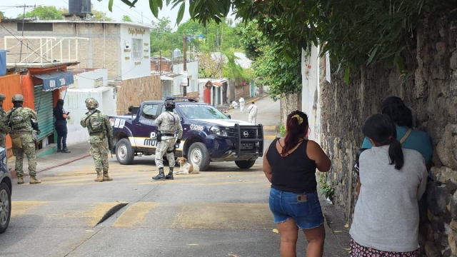 La víctima quedó sin vida junto a la acera.