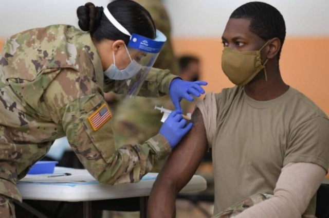 EUA despedirá a soldados que se nieguen a vacunarse contra la COVID-19