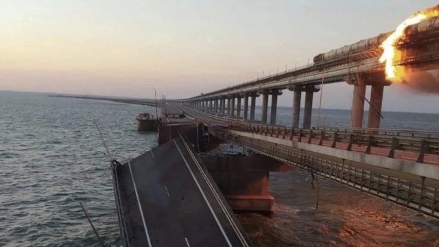 Explosión daña puente estrátegico que une Rusia con Crimea