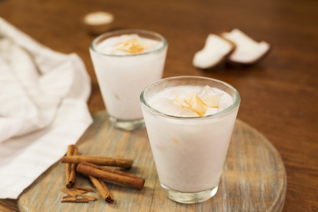 ¿Quieres una bebida refrescante? Disfruta una deliciosa agua de horchata con coco