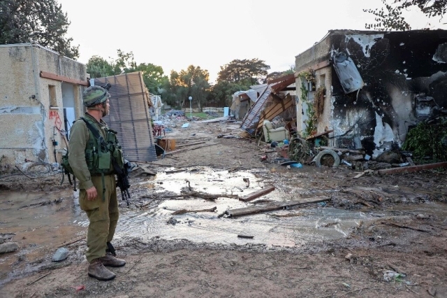 Tropas israelíes registran el kibbutz de Kfar Aza, en la frontera con la franja de Gaza, tras un ataque de palestinos.
