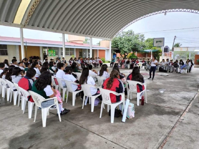 Los alumnos de la Telesecundaria de La Tigra recibieron una plática.