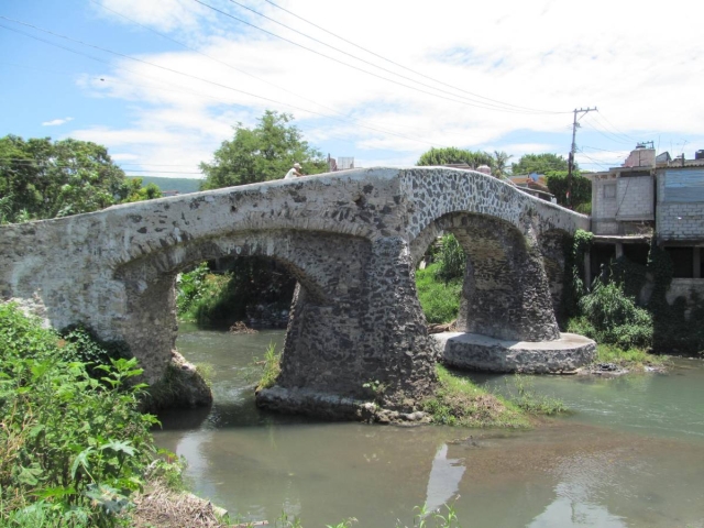 Con buena salud, llega a sus 405 años el puente de la colonia Manzanares, obra construida por los dominicos para conectar a los pueblos de entonces en la región.