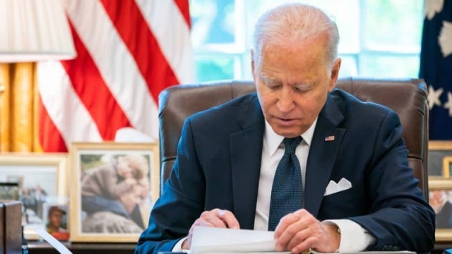 Senadores de EEUU piden a Biden presionar a AMLO para abrir sector energético.