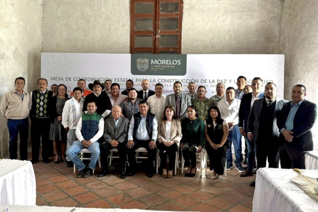 Representantes de los tres Poderes estuvieron presentes en la Mesa.