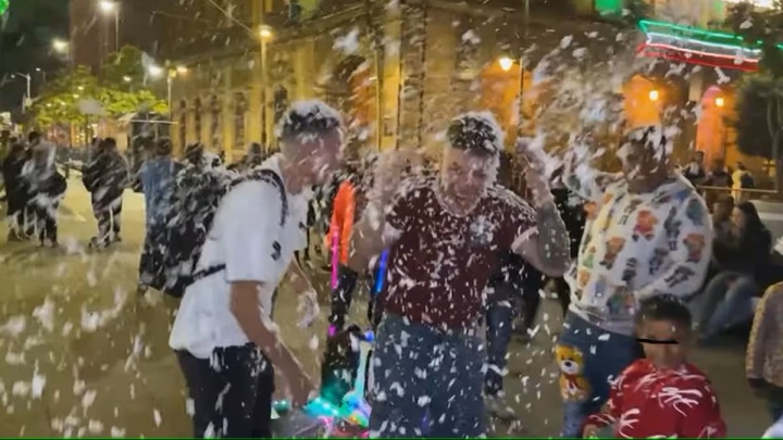 Familia española se viraliza celebrando las Fiestas Patrias en el Zócalo