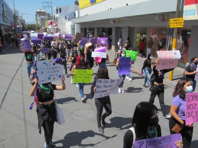 Decenas de mujeres marcharon contra la violencia en general en Jojutla, contra la impunidad y en demanda de que se localice a las mujeres desaparecidas.