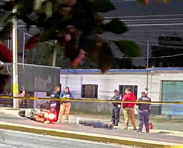 Las víctimas quedaron sin vida cerca de una motocicleta.