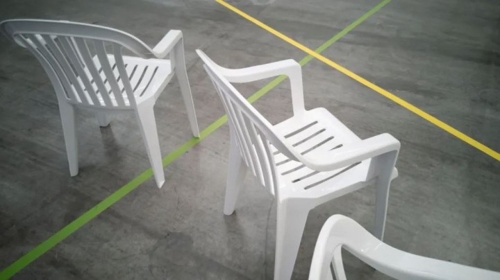 Cómo quitar lo negro de las sillas de plástico blancas y dejarlas como nuevas