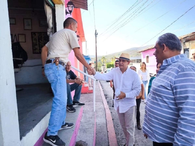 Funcionarios estatales recorrieron diversos negocios de la cabecera municipal.