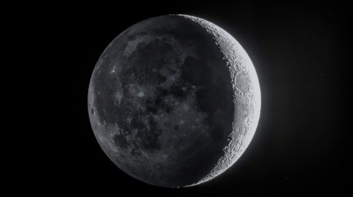 La Luna tiene una cola de sodio similar a un cometa