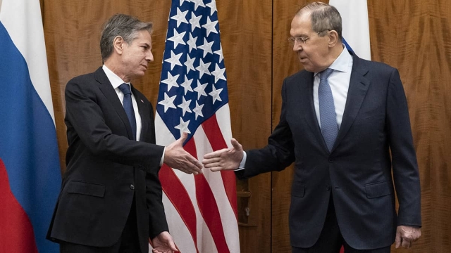 Rusia y Estados Unidos se reúnen por crisis en Ucrania.
