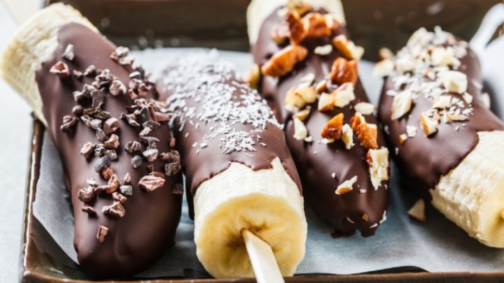 Plátanos cubiertos de chocolate: Postre sencillo para disfrutar en la semana