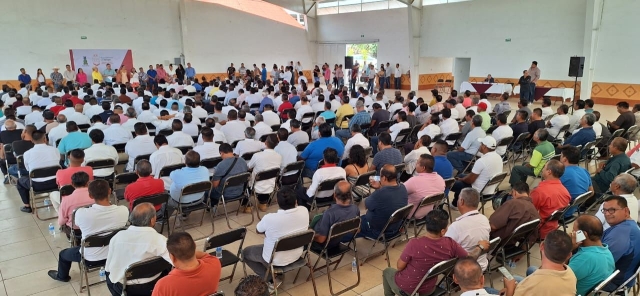Alcalde de Jiutepec entrega certificados médicos y exámenes psicométricos a 800 transportistas