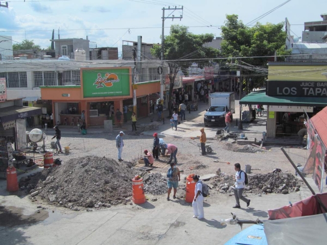 Ciudadanos criticaron que antes de terminar la calle Leyva, las autoridades abrieron otro tramo de calle en pleno centro. Además, vecinos sufrieron el robo de piezas hidráulicas.