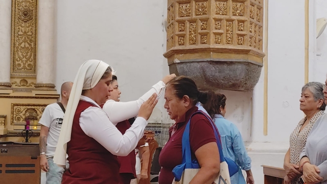 Hermanas religiosas imponen ceniza en capilla de la Tercera Orden