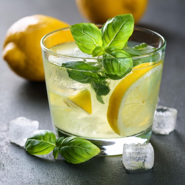 Combate el estrés con una deliciosa limonada de albahaca y miel