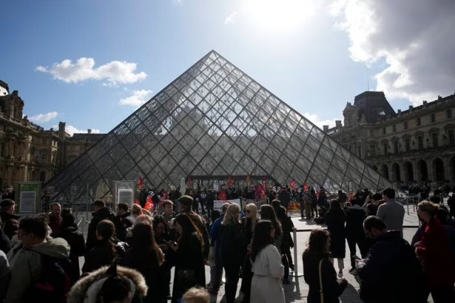 Museo del Louvre cierra por protesta contra reforma a pensiones en Francia