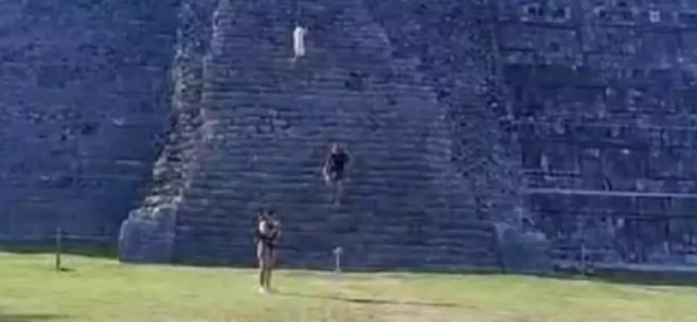 Indignación en Chichén Itzá: turistas extranjeros escalan pirámide prohibida