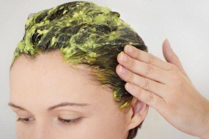 Hidrata y controla el frizz con esta mascarilla de aguacate.