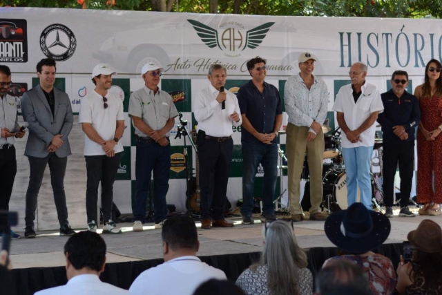 Junto con el comité organizador y Mario y Ricardo Estrada, anfitriones del Auto Histórica 2024, el presidente municipal, José Luis Urióstegui, reconoció la importancia del evento para el desarrollo económico de Cuernavaca.