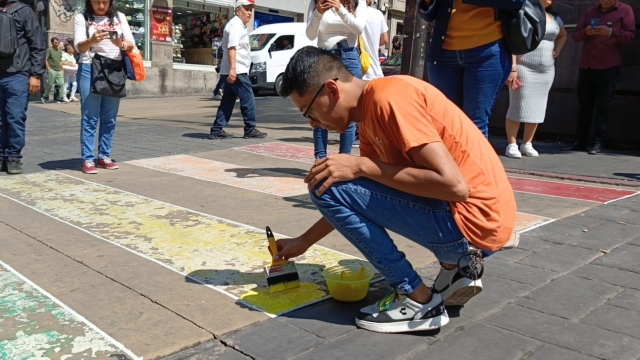 Integrantes de la diversidad pintan paso peatonal arcoiris en el centro de Cuernavaca