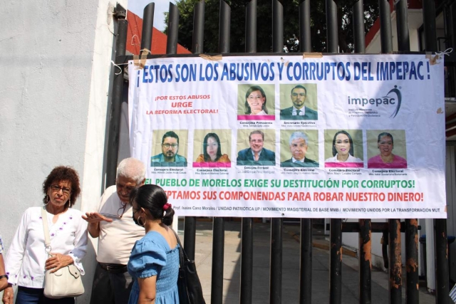 Integrantes del Colectivo Cuernavaca se declararon en protesta permanente en contra de los integrantes del CCE. 	  