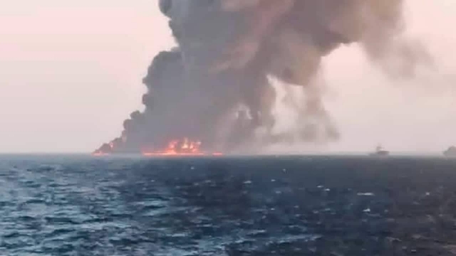 Se incendia y hunde un buque militar iraní.