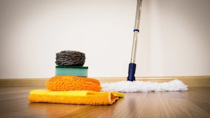¿Tu trapeador limpia o ensucia más? Riesgos de usar el mismo para toda la casa