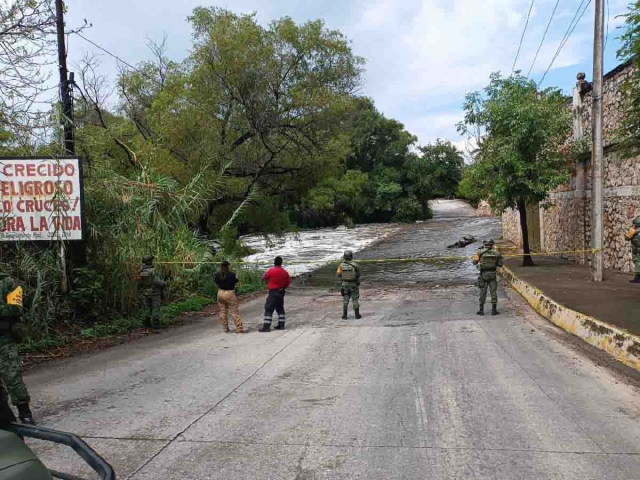 Debido a las lluvias, el vado de Oacalco fue cerrado a la circulación.
