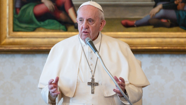 Papa Francisco ordena recorte salarial en el Vaticano.