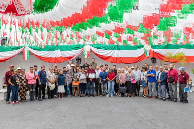 Asociación de jubilados entrega reconocimiento al ayuntamiento de Temixco