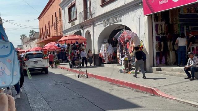 Aunado a la invasión de banquetas, en diversos puestos se vende pirotecnia sin medidas de seguridad.