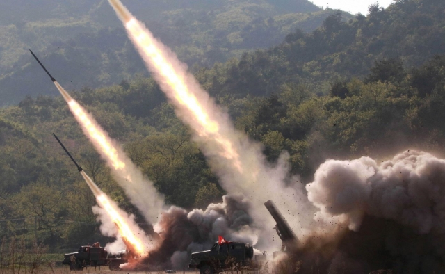 Corea del Norte lanza misiles tras la visita de diplomáticos de Estados Unidos.