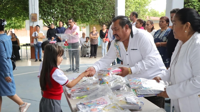 Autoridades de Temixco comienzan entrega de útiles escolares a primarias