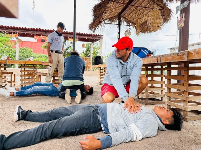 Prestadores de servicios de Tequesquitengo tuvieron la oportunidad de contar con información teórica y práctica para que puedan auxiliar a los turistas en caso de atragantamiento o cuadros de golpe de calor.