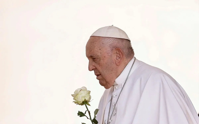 Papa se recupera pero no dará bendición el domingo