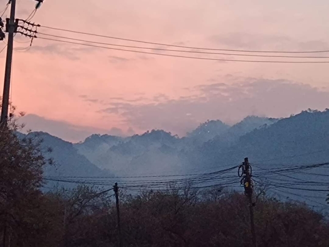 Lluvias ayudaron a que el fuego disminuyera intensidad en incendios forestales en Cuernavaca y Tepoztlán