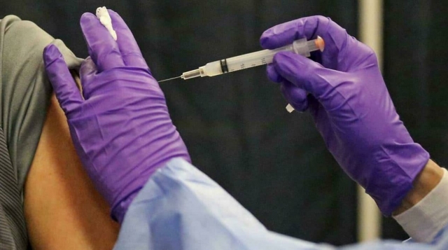 Estados Unidos no descarta aprobar vacuna COVID de refuerzo.