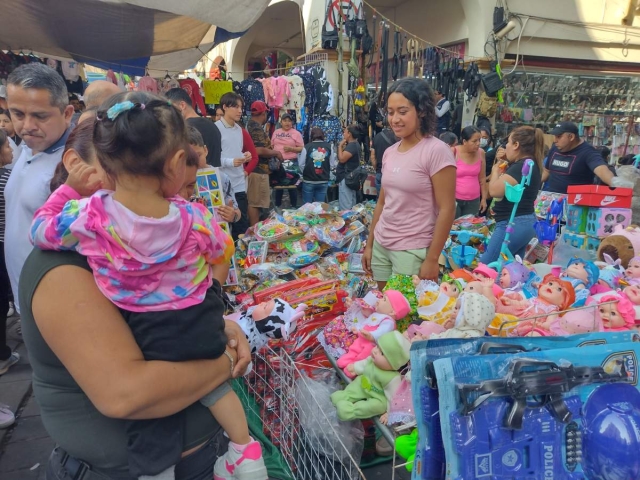 Las familias acudieron en gran número a las ventas en calles como Guerrero. 