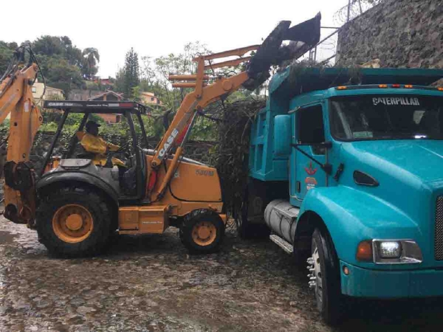 Trabaja ayuntamiento en el retiro de talud de tierra colapsado en Rancho Cortés