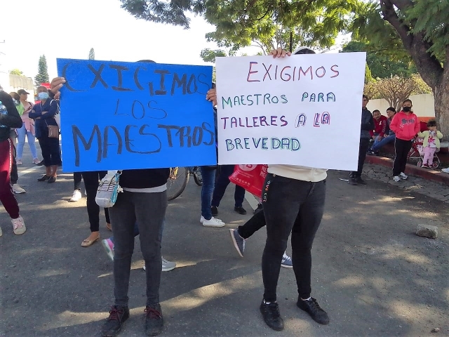 Bloquean carretera para exigir maestros para el internado de Tetelcingo