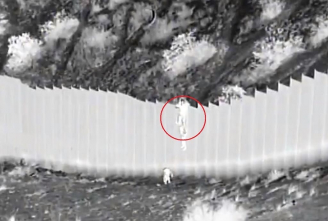 “Polleros” lanzan a dos niñas por muro fronterizo.