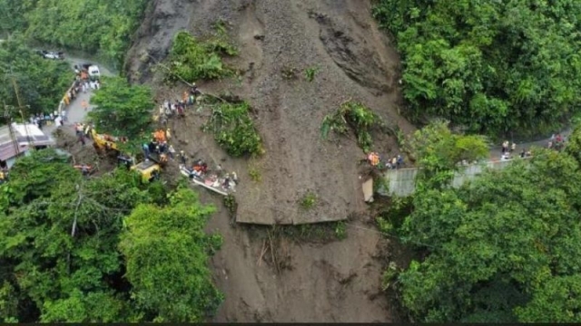 Colombia: 27 muertos en derrumbe, siguen labores de rescate