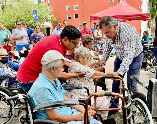 Gobierno de Jiutepec entrega 100 sillas de ruedas a personas en situación vulnerable