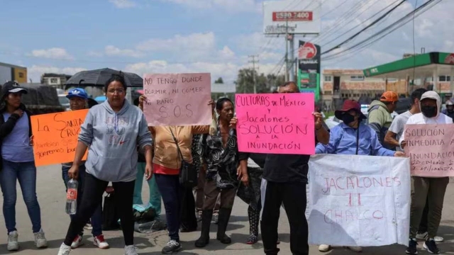 Damnificados bloquean calles en Chalco mientras escuelas suspenden clases