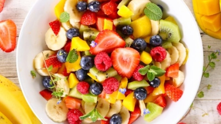 Olvídate del calor con esta fresca ensalada de frutas, perfecta para cualquier hora