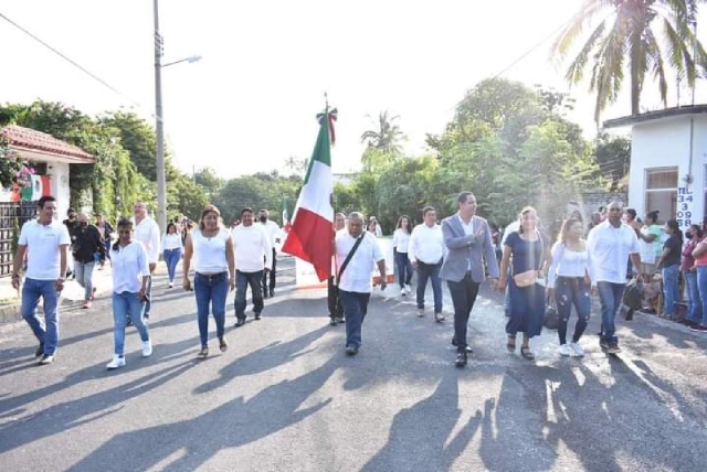 Autoridades municipales participaron en el desfile.